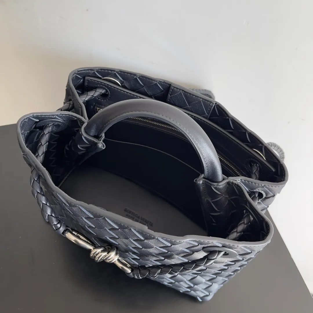 The 2023 new Andiamo batch of 1860 BV has been shipped‼ ️Really popular🔥The new Andiamo woven handbag launched by Bottega Veneta this season is really popular all over the world! ! Celebrities at home and abroad have worn it, and Oscar-winning actress Michelle Yeoh has taken it out on the street. Song Jia, Trai Yara, Yu Feihong, Sanji Ayaka, Rosie Hunting-Whiteley, Yoshioka Riho, etc. have all picked up this bag. It is classic and versatile, showing off its temperament, and the bag capacity is also large, which is very convenient for daily commuting! ! A variety of carrying methods, the shoulder straps can be adjusted by yourself, the original lambskin feels soft and delicate, and the neutral style is made to break gender boundaries and bring a more practical and longer-lasting use experience. Andiamo, which has both elegant and casual styles, perfectly interprets the true appearance of "fashionable old money style". Style number: 743568 Size: 25*22*10.5cm